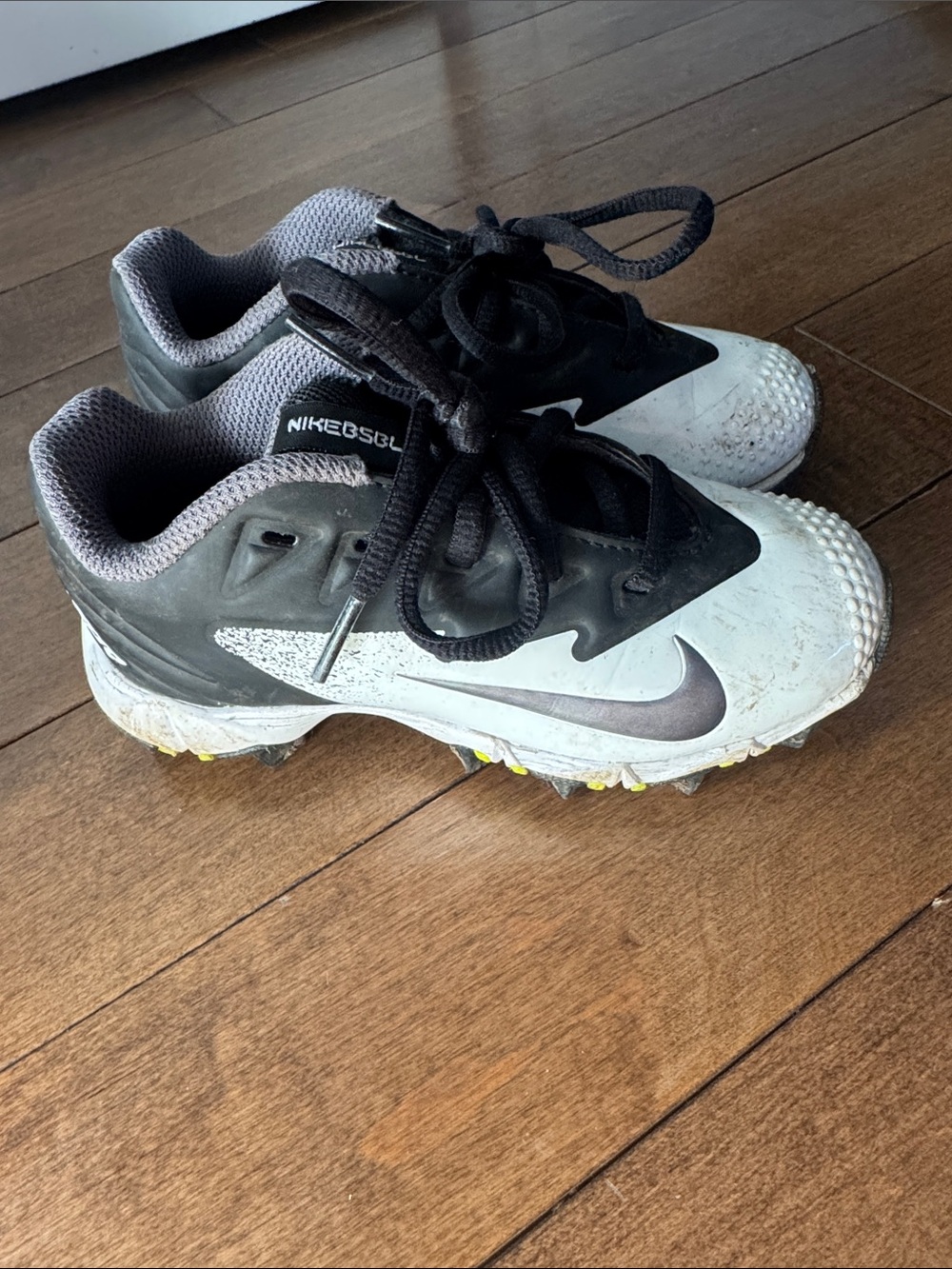 Nike Kids White, Black & Gray Baseball Cleats